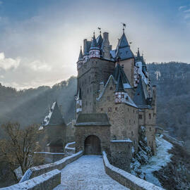 Fortress berbentuk kastil fantasi.