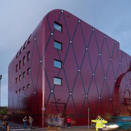 Fortress berbentuk teater.